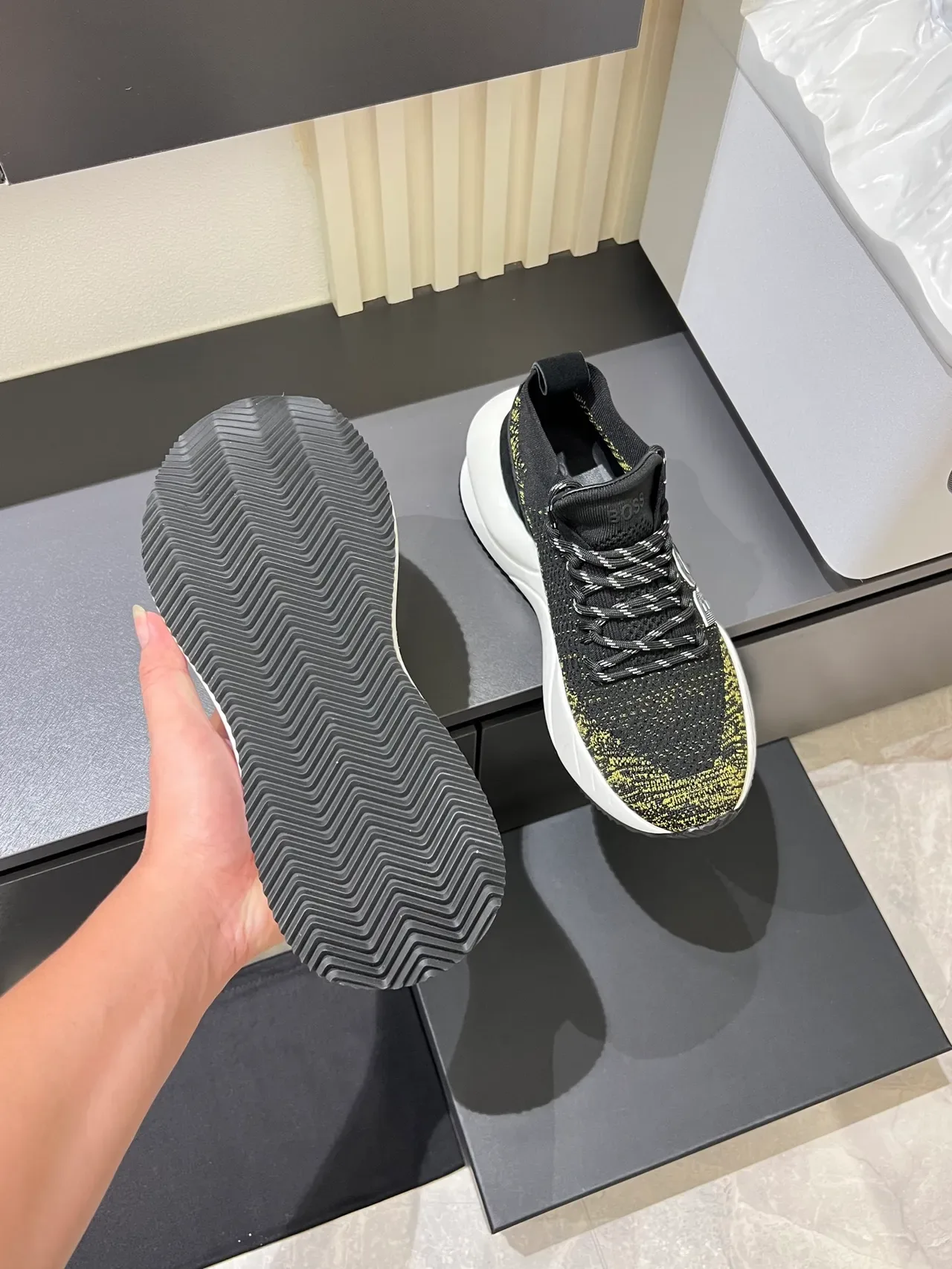 Hugo Boss Tênis Chunky Preto Branco com Superior de Tricô e Detalhes Dourados 3