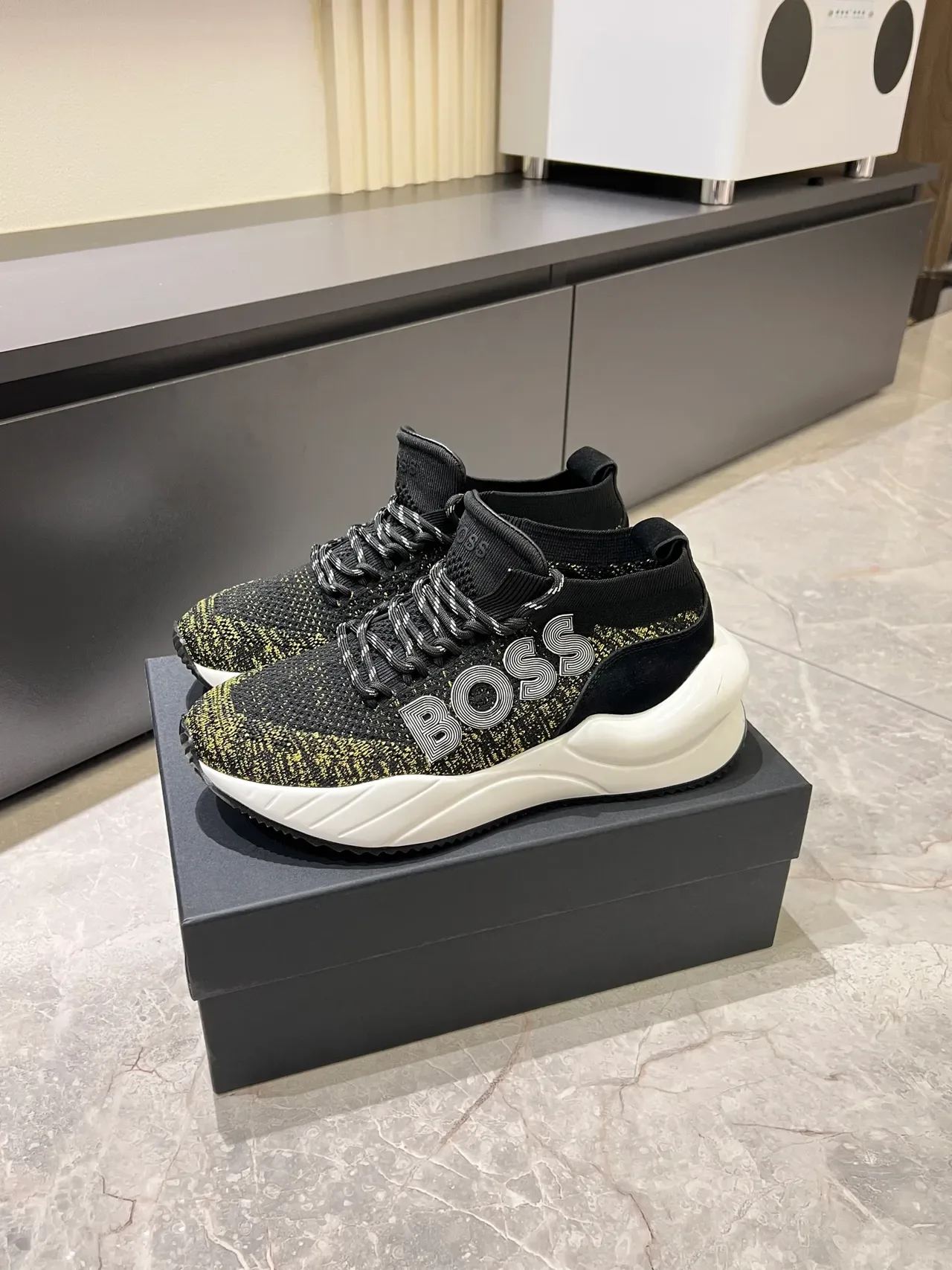 Hugo Boss Tênis Chunky Preto Branco com Superior de Tricô e Detalhes Dourados 4