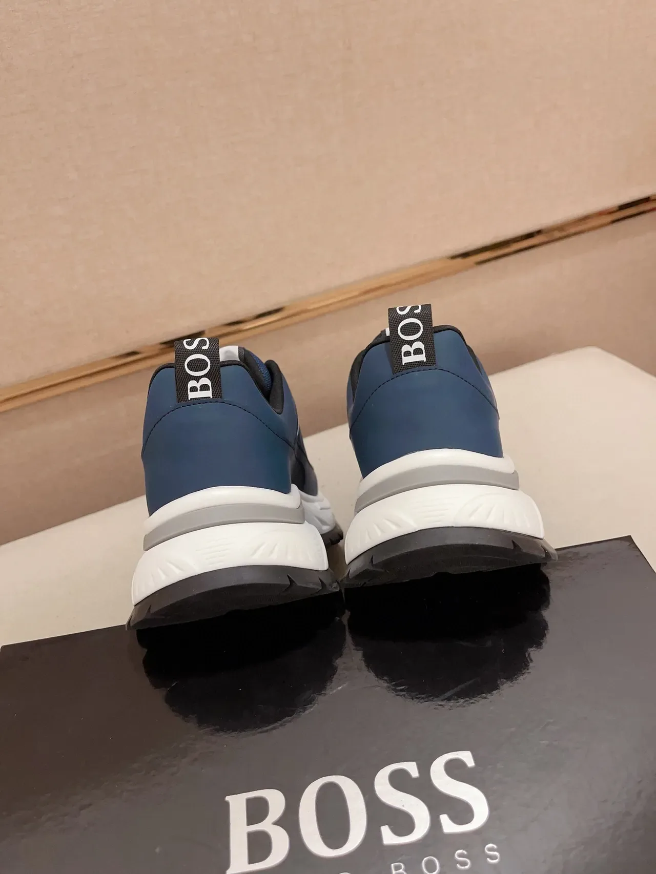 Hugo Boss Sneakers Chunky Navy com sola branca e upper de malha e sintético 9
