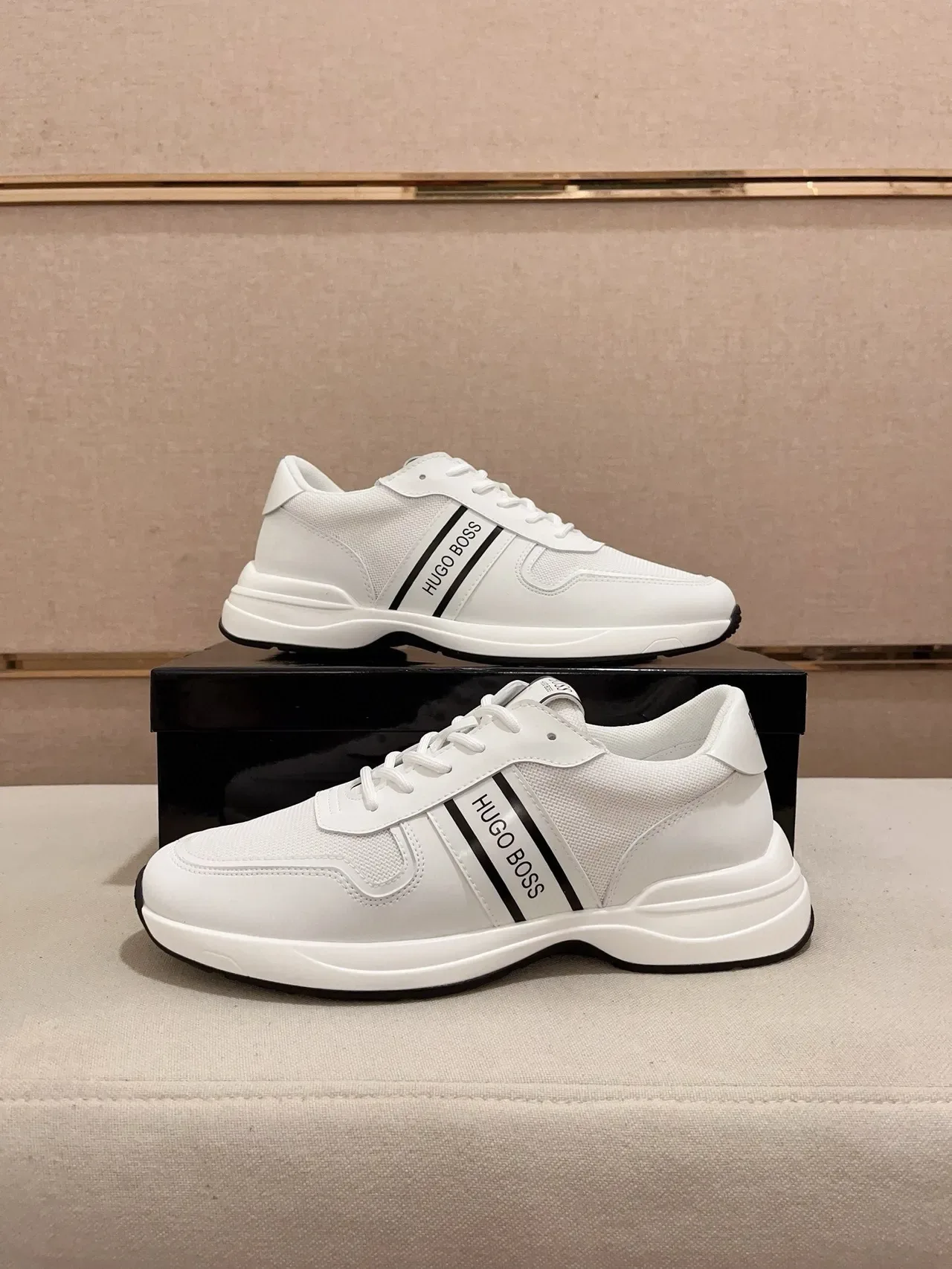Hugo Boss সাদা এবং কালো স্ট্রাইপ লাইফস্টাইল স্নিকার 7