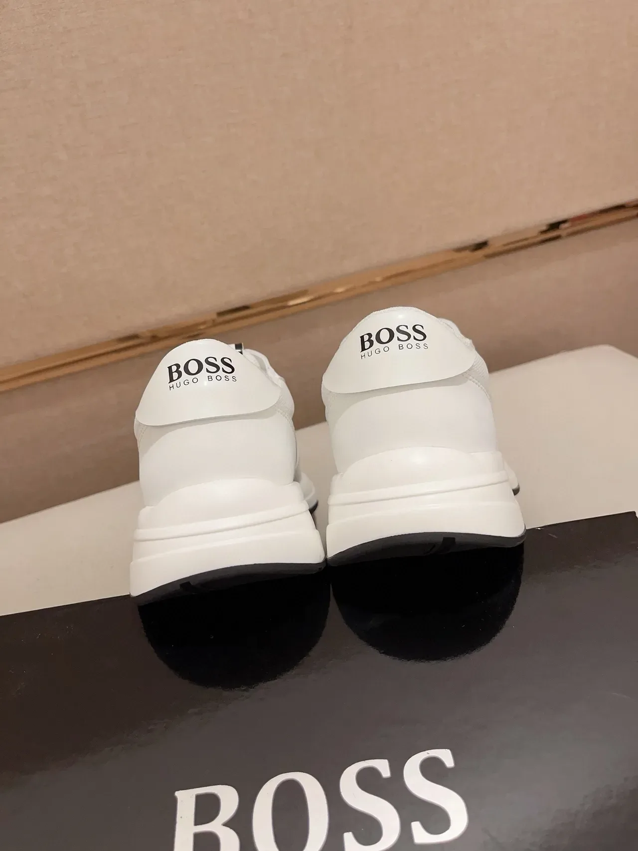 Hugo Boss সাদা এবং কালো স্ট্রাইপ লাইফস্টাইল স্নিকার 9