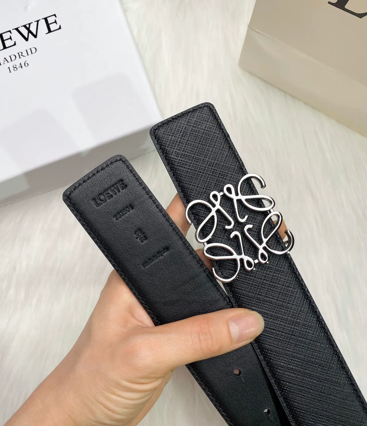 Loewe Anagram Belt حزام جلد أسود مقرمش 2