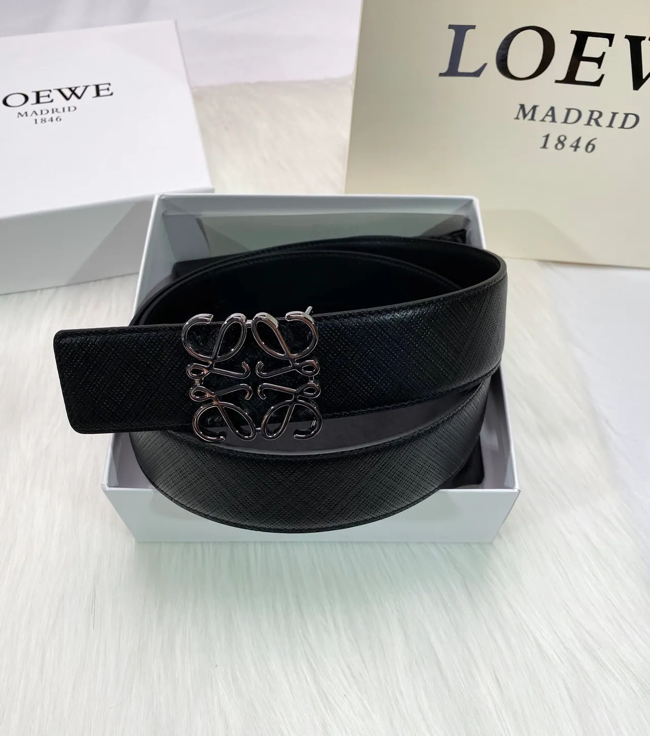 Loewe Anagram Belt حزام جلد أسود مقرمش 3