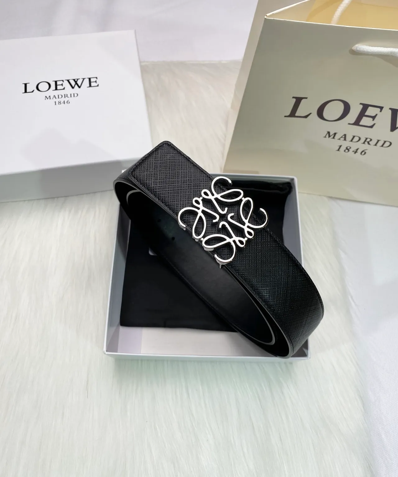 Loewe Anagram Belt حزام جلد أسود مقرمش 5