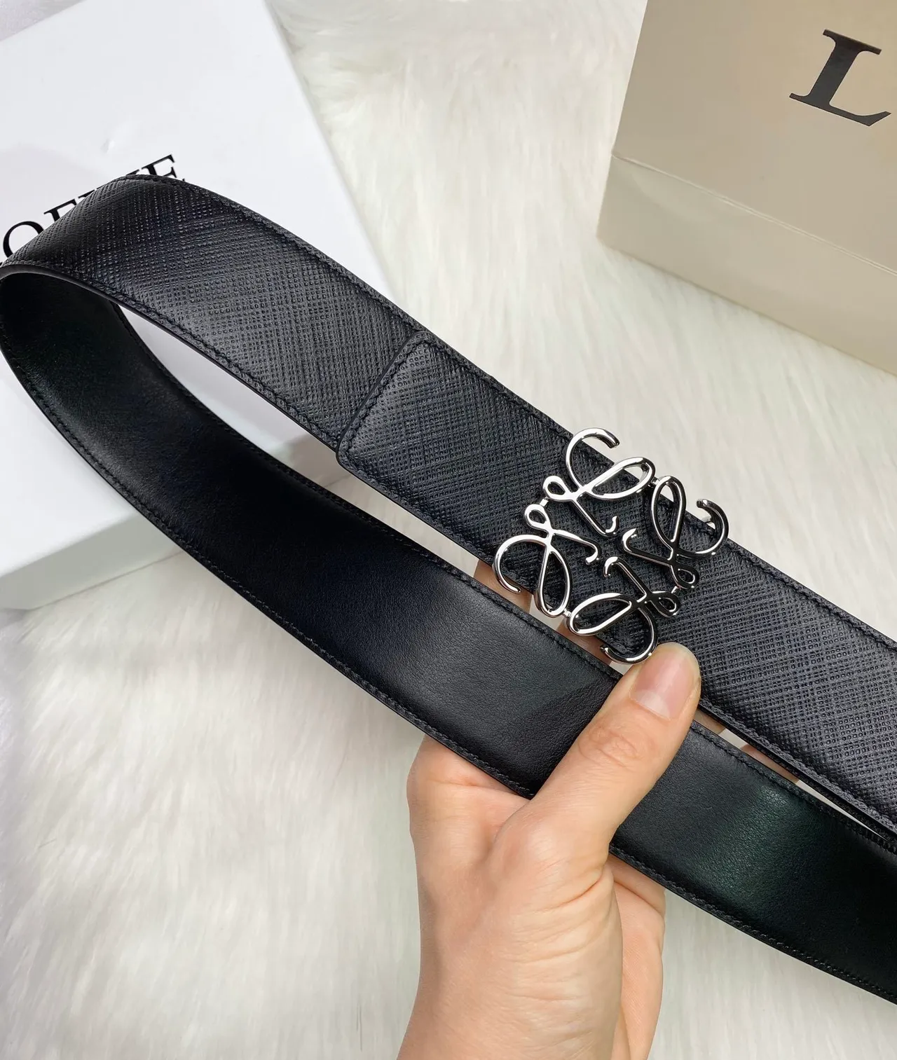 Loewe Anagram Belt حزام جلد أسود مقرمش 6