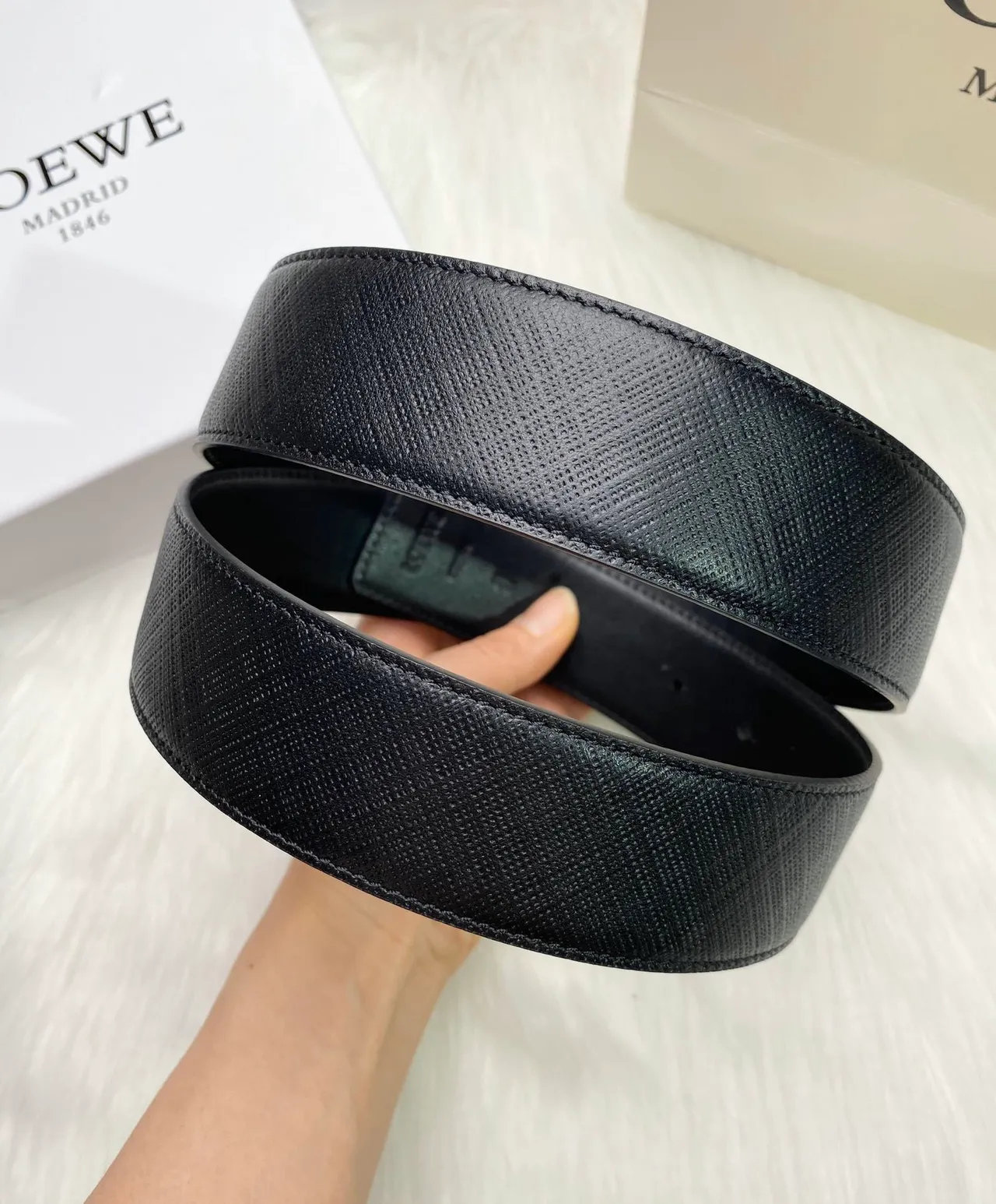 Loewe Anagram Belt حزام جلد أسود مقرمش 7