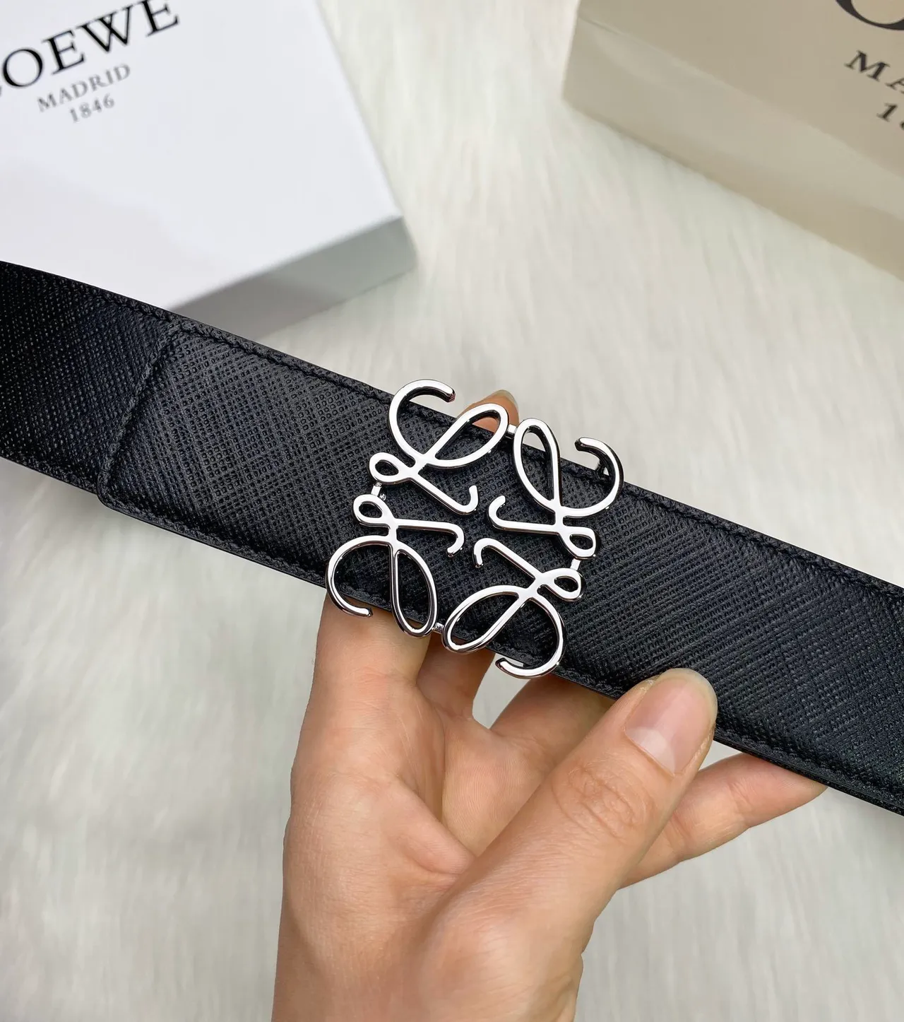Loewe Anagram Belt حزام جلد أسود مقرمش 8