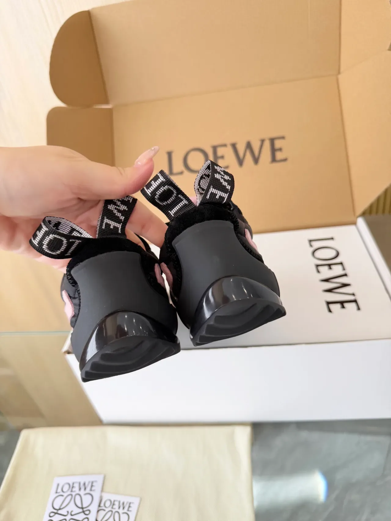 Loewe Flow Runner 2.0 Negro y rosa zapatillas lifestyle 2