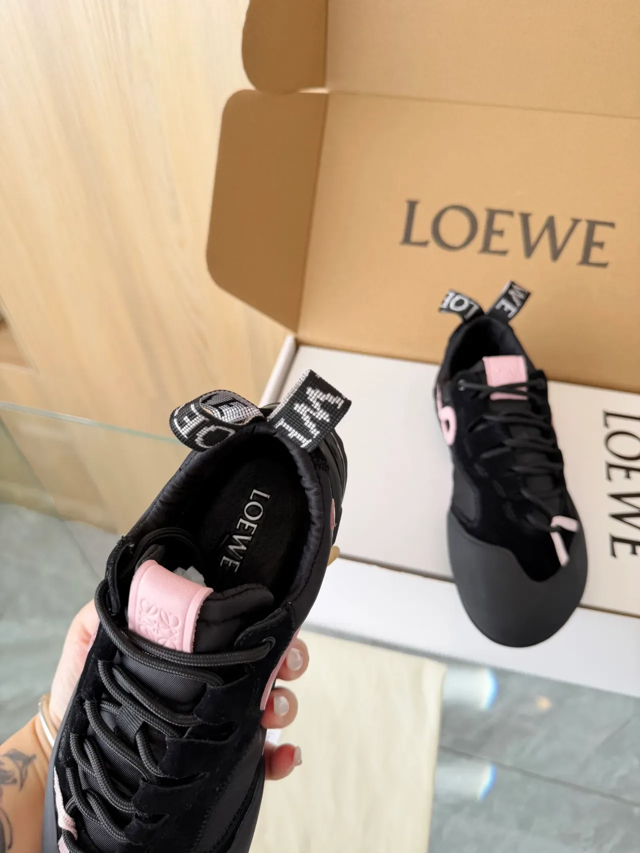 Loewe Flow Runner 2.0 Negro y rosa zapatillas lifestyle 3