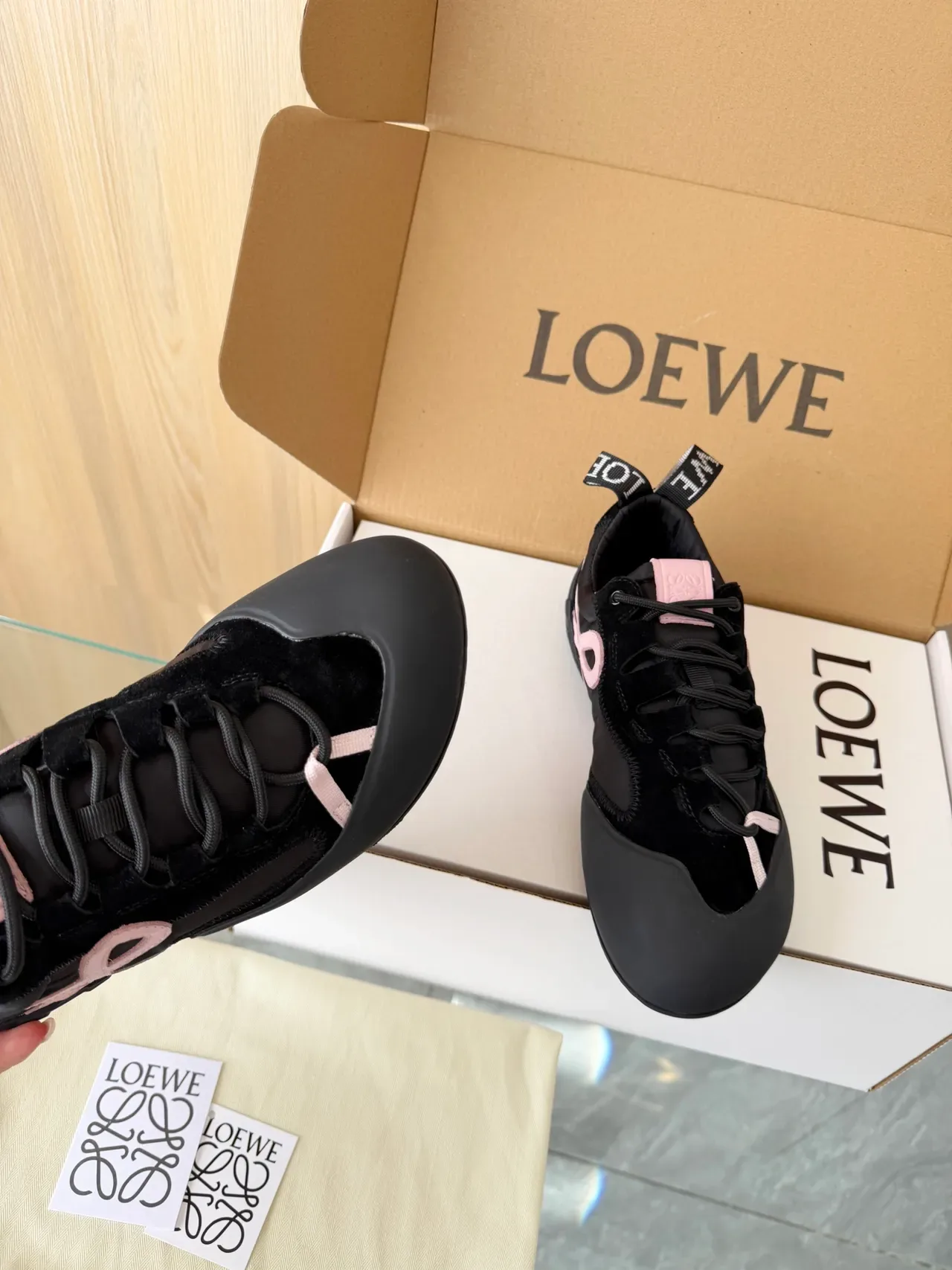Loewe Flow Runner 2.0 Negro y rosa zapatillas lifestyle 4
