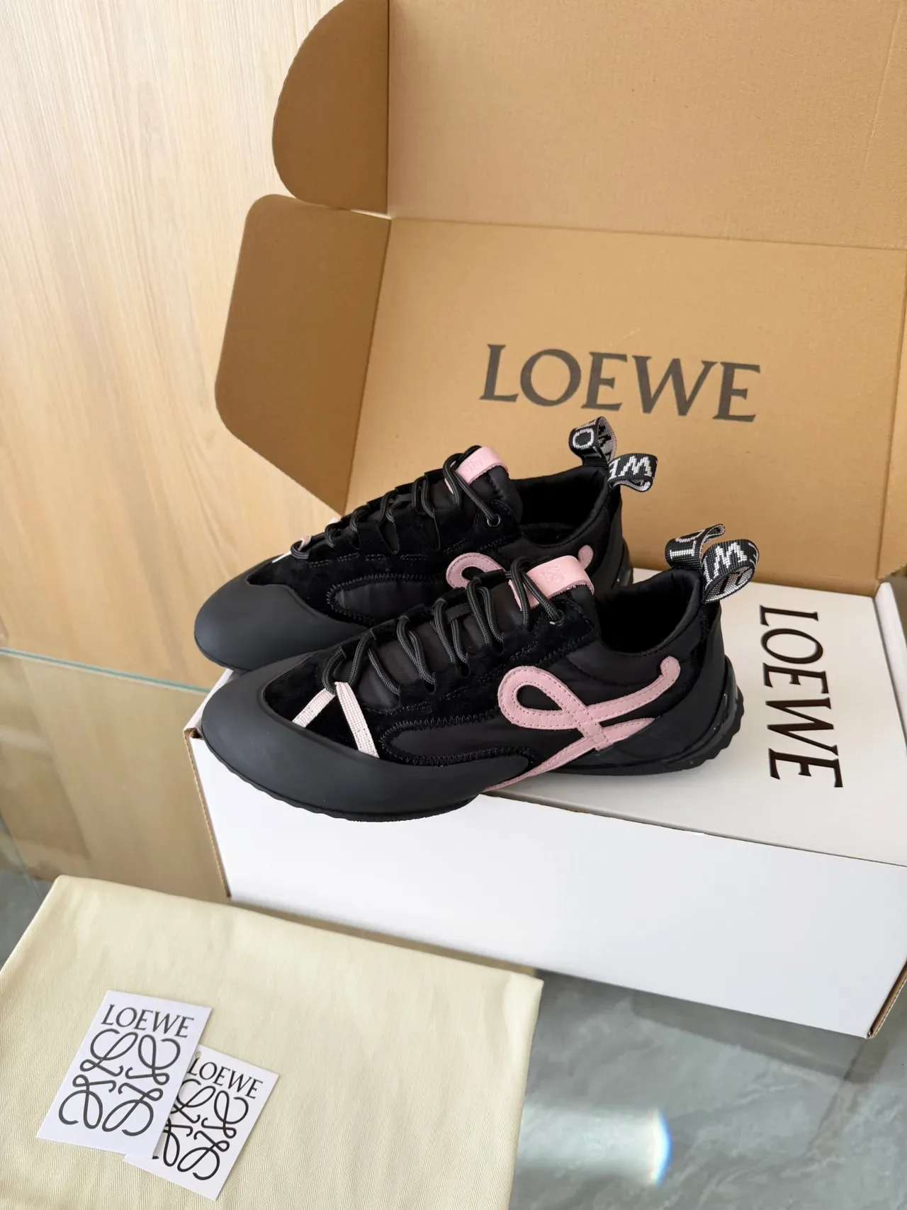 Loewe Flow Runner 2.0 Negro y rosa zapatillas lifestyle 5