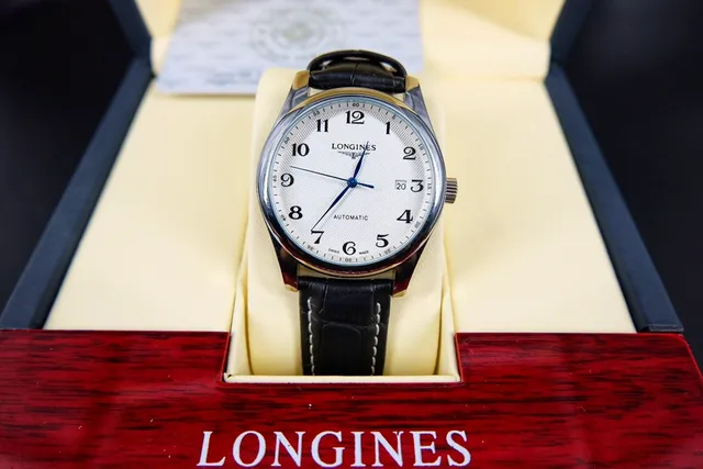 Longines Montre Classique de Soirée Noire et Blanche avec Boîtier de Tono Argenté et Mécanique 4