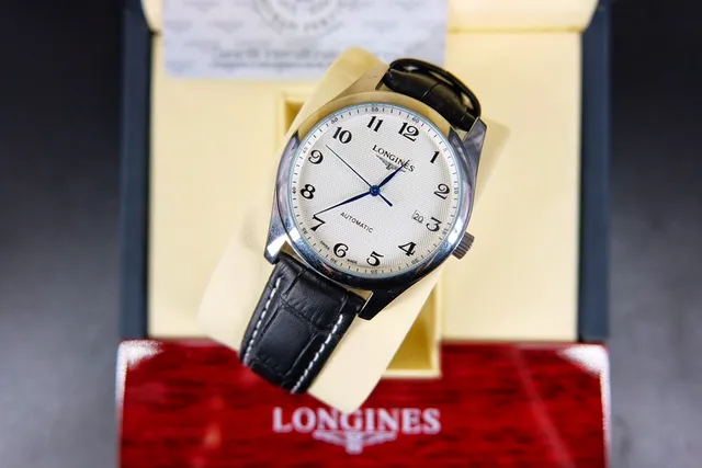 Longines Montre Classique de Soirée Noire et Blanche avec Boîtier de Tono Argenté et Mécanique 6