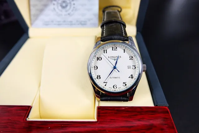 Longines Montre Classique de Soirée Noire et Blanche avec Boîtier de Tono Argenté et Mécanique 7