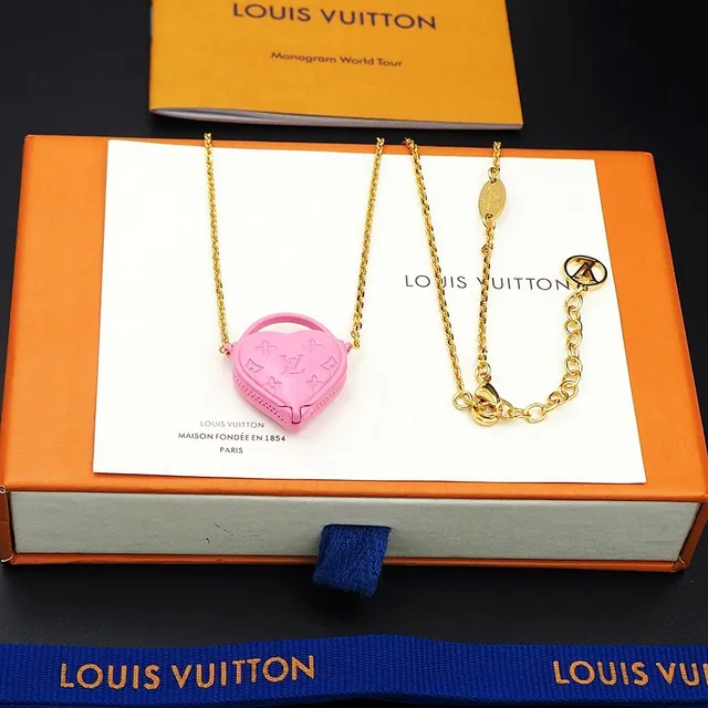 Louis Vuitton Ami de Coeur وردي Monogram قلادة قلب 3