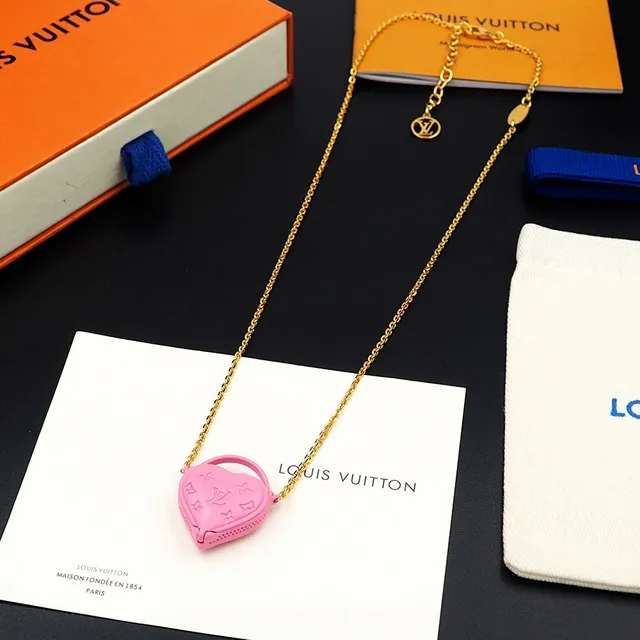 Louis Vuitton Ami de Coeur وردي Monogram قلادة قلب 5