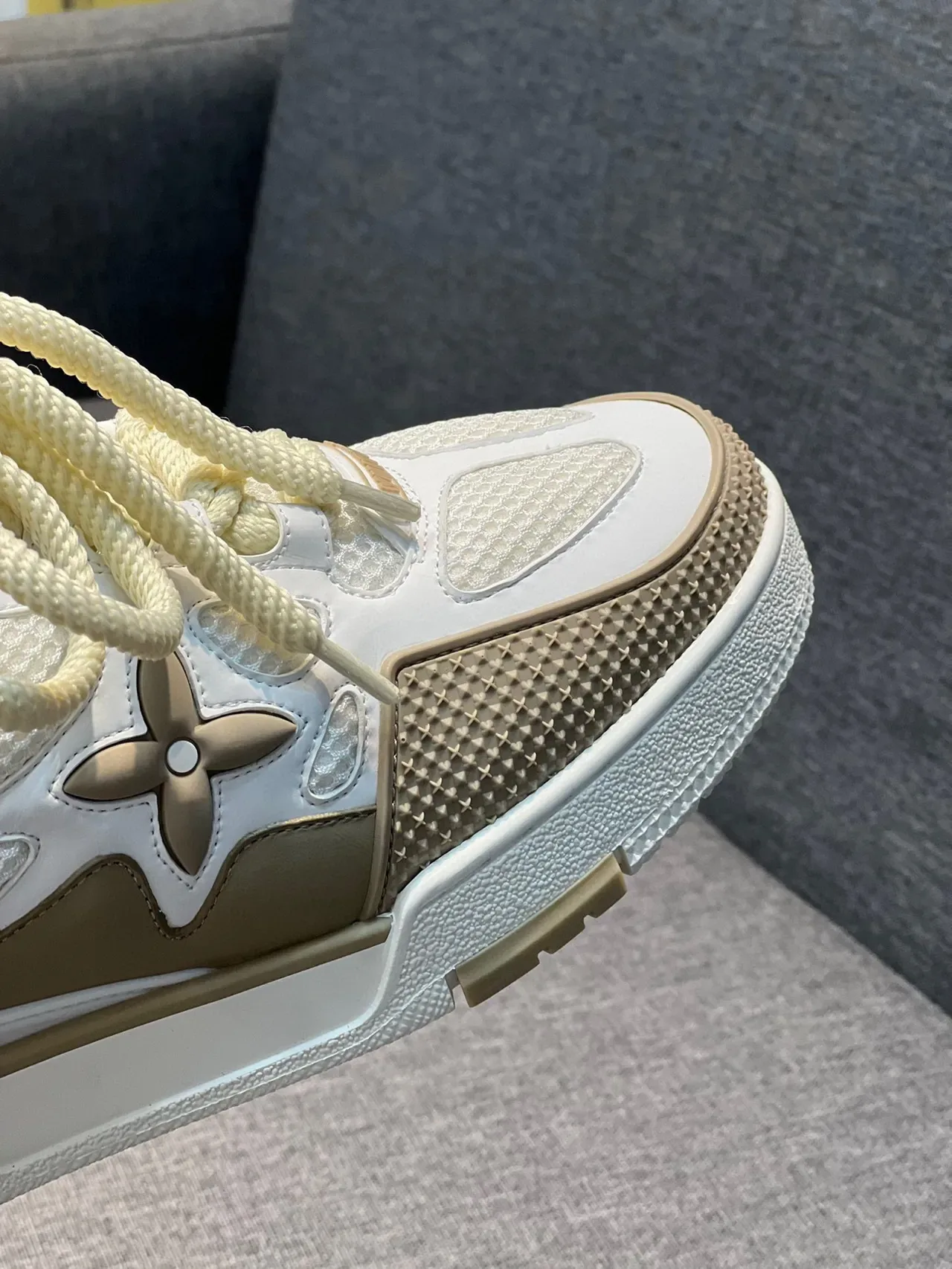 Louis Vuitton Beige White Malla En Capas Y Superior Sintético Tallado Multiton Suela Media Zapatillas Lifestyle 3