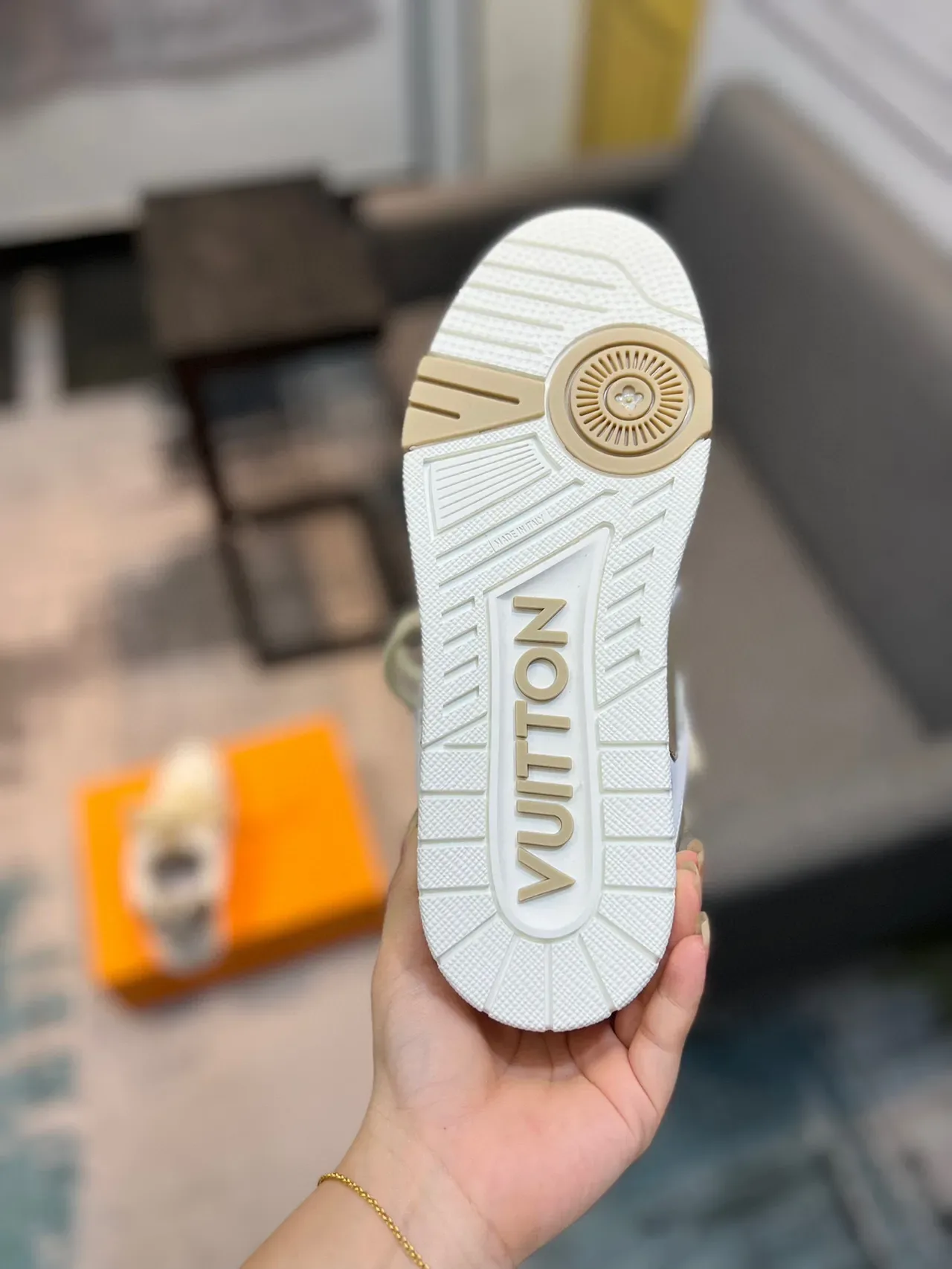 Louis Vuitton Beige White Malla En Capas Y Superior Sintético Tallado Multiton Suela Media Zapatillas Lifestyle 9