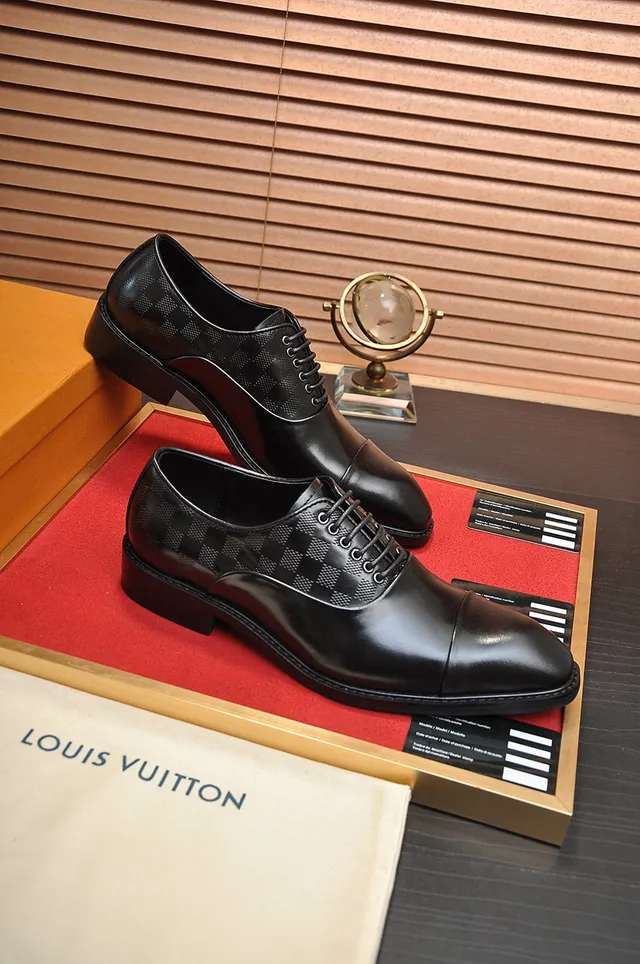 Louis Vuitton 黑色圆头 Damier Graphite 图案 后跟 牛津鞋 4