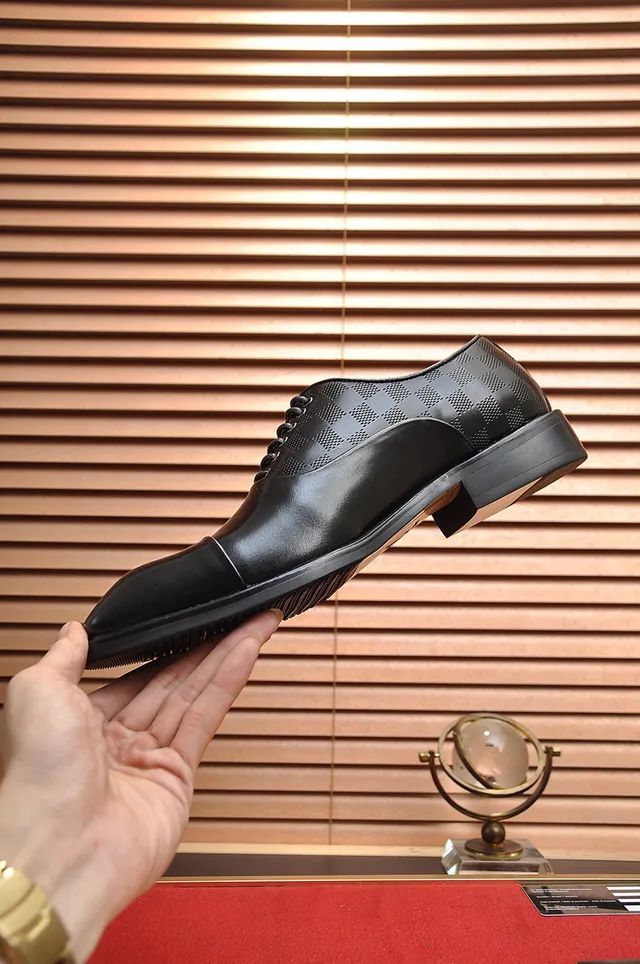 Louis Vuitton 黑色圆头 Damier Graphite 图案 后跟 牛津鞋 6