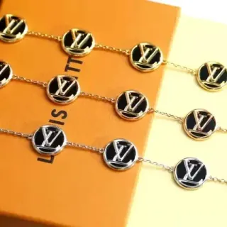 Louis Vuitton سوار أسود ذهبي سلاسل مرتبطة مدالية مونوغرام