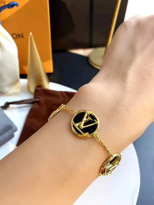 Louis Vuitton سوار أسود ذهبي سلاسل مرتبطة مدالية مونوغرام 2