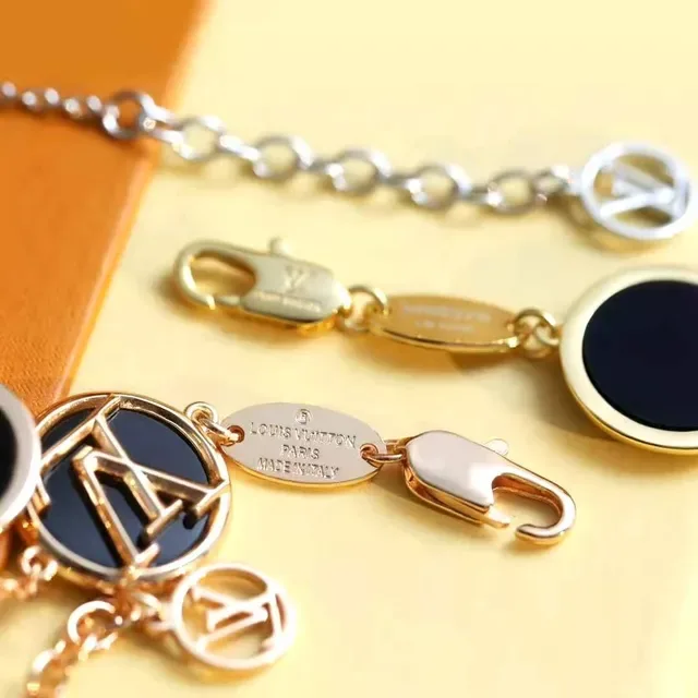 Louis Vuitton سوار أسود ذهبي سلاسل مرتبطة مدالية مونوغرام 3