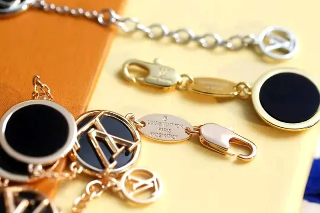 Louis Vuitton سوار أسود ذهبي سلاسل مرتبطة مدالية مونوغرام 4