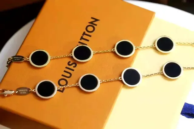 Louis Vuitton سوار أسود ذهبي سلاسل مرتبطة مدالية مونوغرام 5