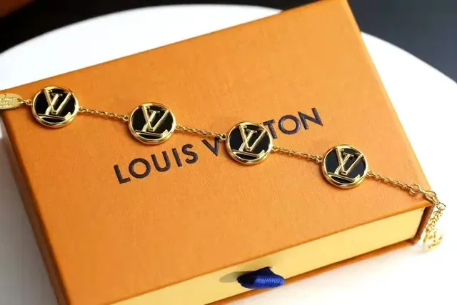 Louis Vuitton سوار أسود ذهبي سلاسل مرتبطة مدالية مونوغرام 7