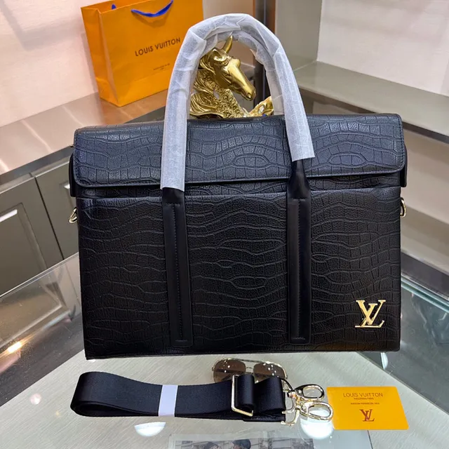 Louis Vuitton काला सोना क्रोकोडाइल एम्बॉस्ड चमड़ा फ्लैप टॉप क्लोजर टोट बैग 2