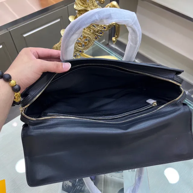 Louis Vuitton काला सोना क्रोकोडाइल एम्बॉस्ड चमड़ा फ्लैप टॉप क्लोजर टोट बैग 3