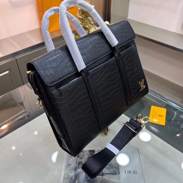 Louis Vuitton काला सोना क्रोकोडाइल एम्बॉस्ड चमड़ा फ्लैप टॉप क्लोजर टोट बैग 4