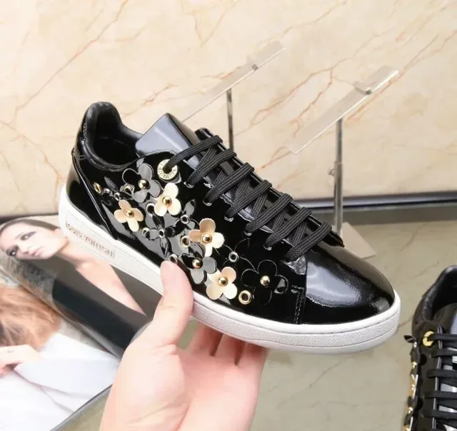Louis Vuitton Sneakers Lifestyle Negro y Dorado Brillante Cuero de Patente Aplicación Floral 2