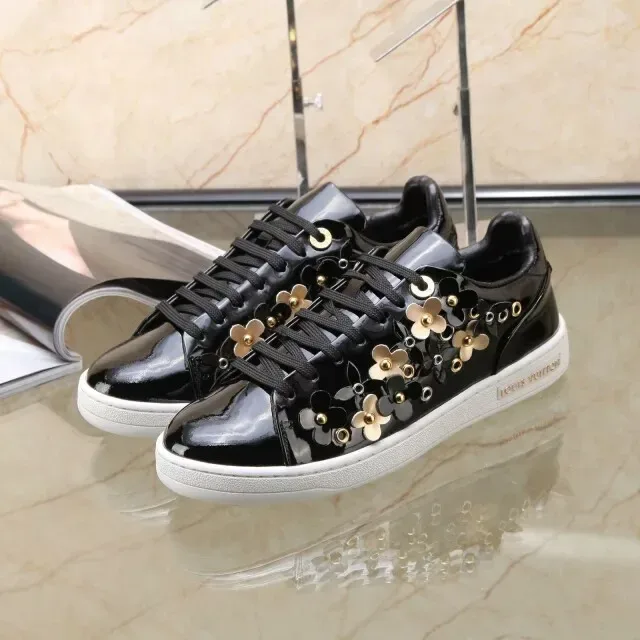Louis Vuitton Sneakers Lifestyle Negro y Dorado Brillante Cuero de Patente Aplicación Floral 3