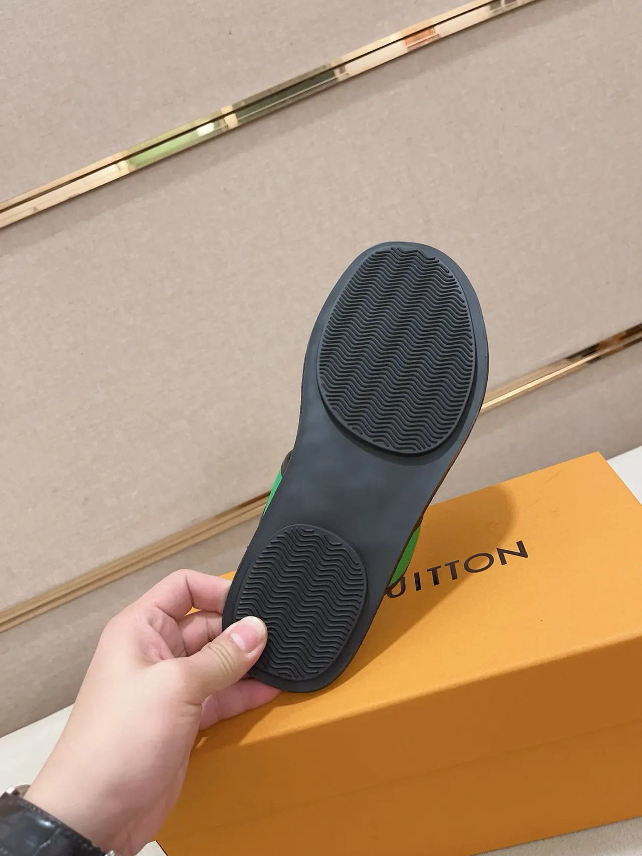Louis Vuitton أحذية أسود متعدد الألوان مطبوع أحادي اللون نعل مطاطي شعار LV دائري معدني إبزيم 2
