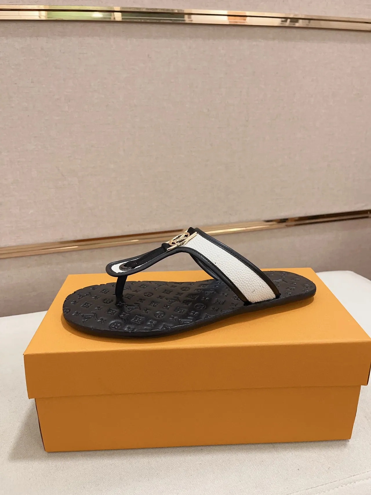 Louis Vuitton أحذية أسود متعدد الألوان مطبوع أحادي اللون نعل مطاطي شعار LV دائري معدني إبزيم 11