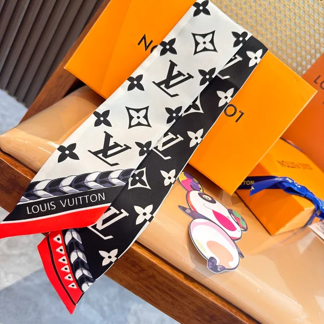 Louis Vuitton Cachecol de Seda Preto Vermelho Impressão Monograma Motivo Floral 2