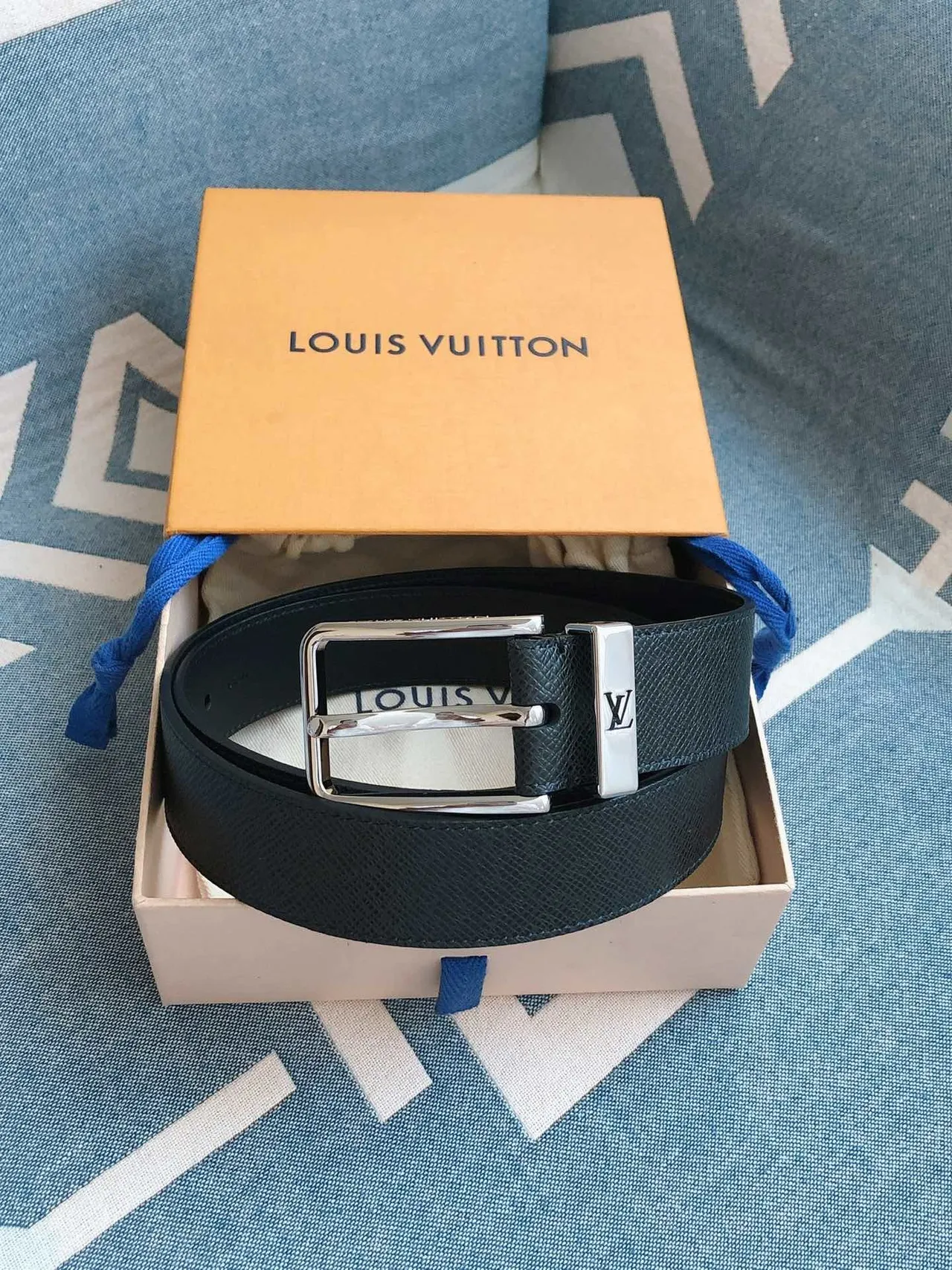 Louis Vuitton Cinto de couro granulado preto com fivela de prata 2