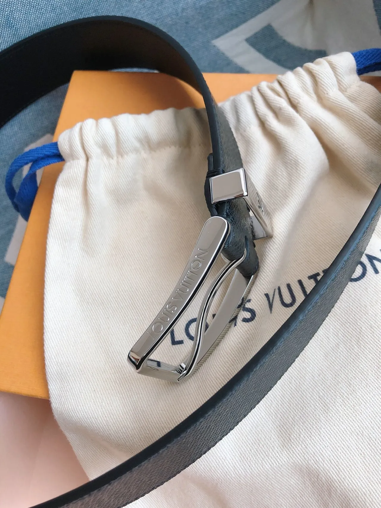 Louis Vuitton Cinto de couro granulado preto com fivela de prata 3