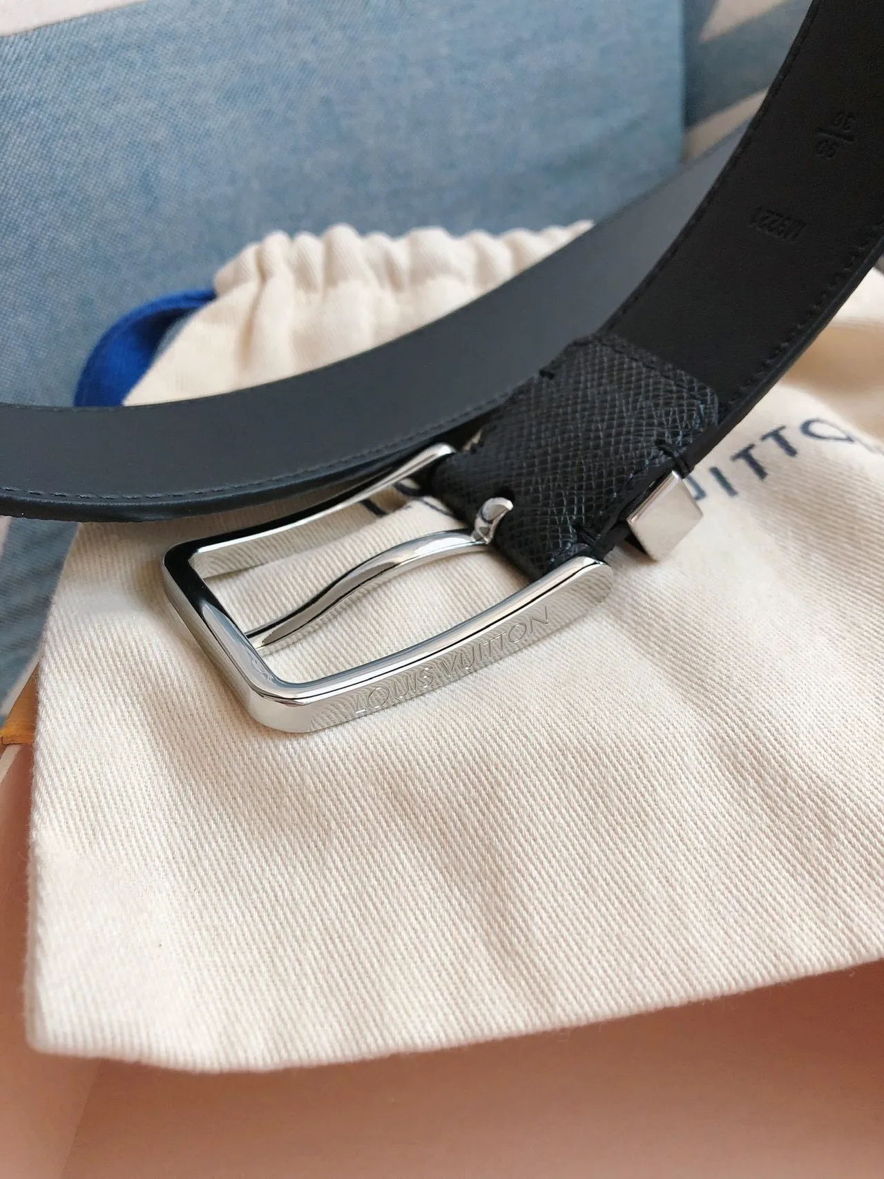 Louis Vuitton Cinto de couro granulado preto com fivela de prata 4
