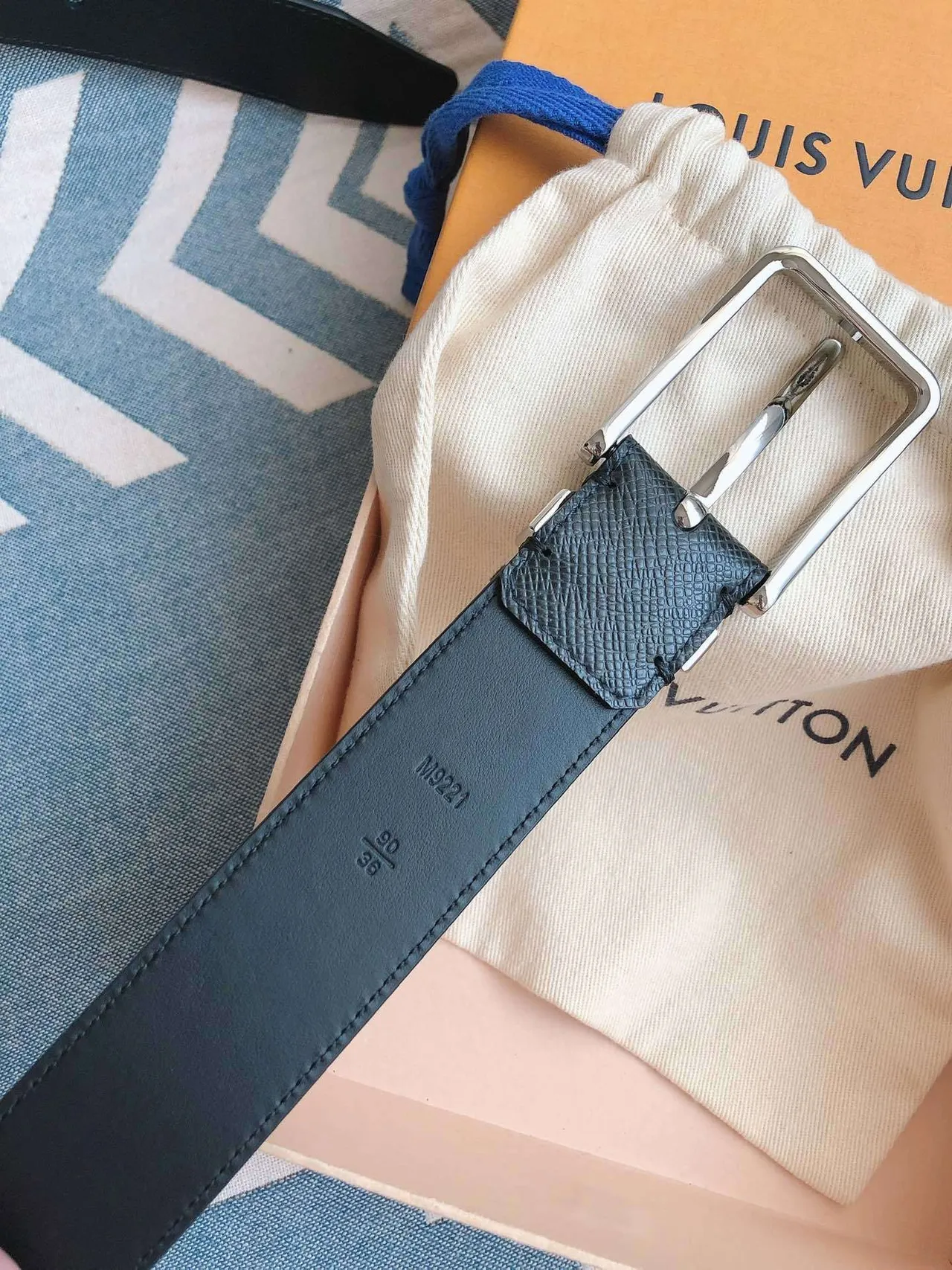 Louis Vuitton Cinto de couro granulado preto com fivela de prata 6
