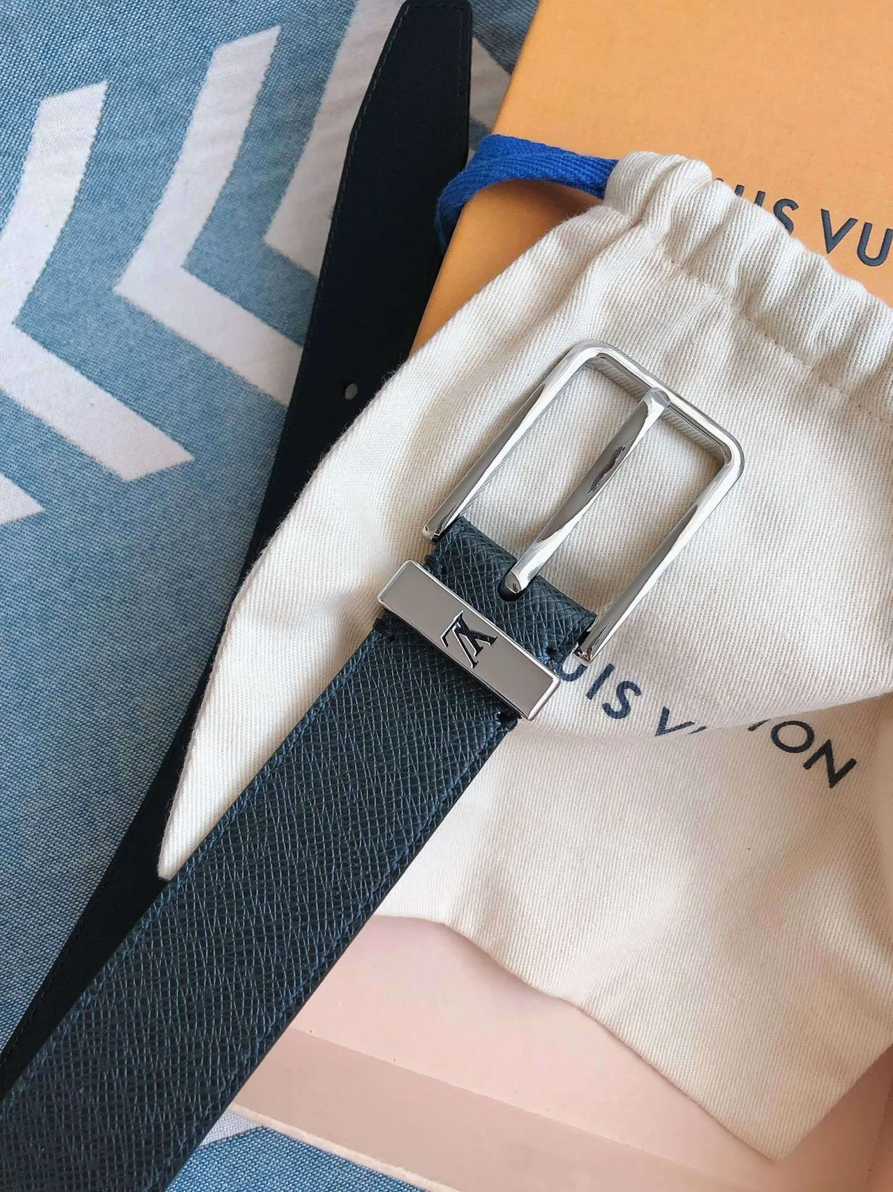 Louis Vuitton Cinto de couro granulado preto com fivela de prata 7