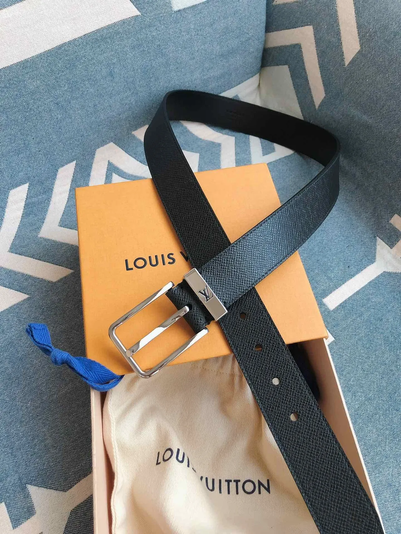Louis Vuitton Cinto de couro granulado preto com fivela de prata 8