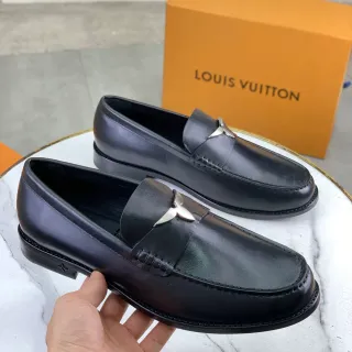 Louis Vuitton काला रुपा चकचके चामड़ा ধাতু টুইস্ট-লক অলংকরণ লোফার