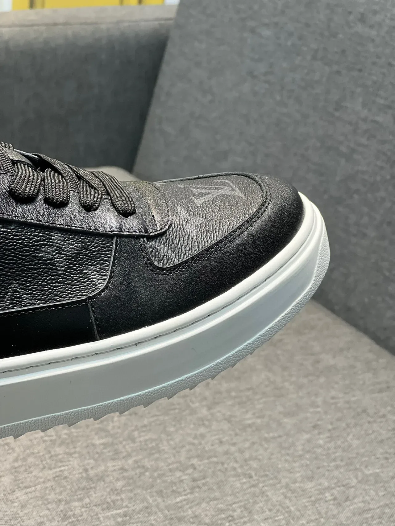 Louis Vuitton Sneakers Lifestyle Noir Blanc Monogram Cuir Semelle Plateforme 3