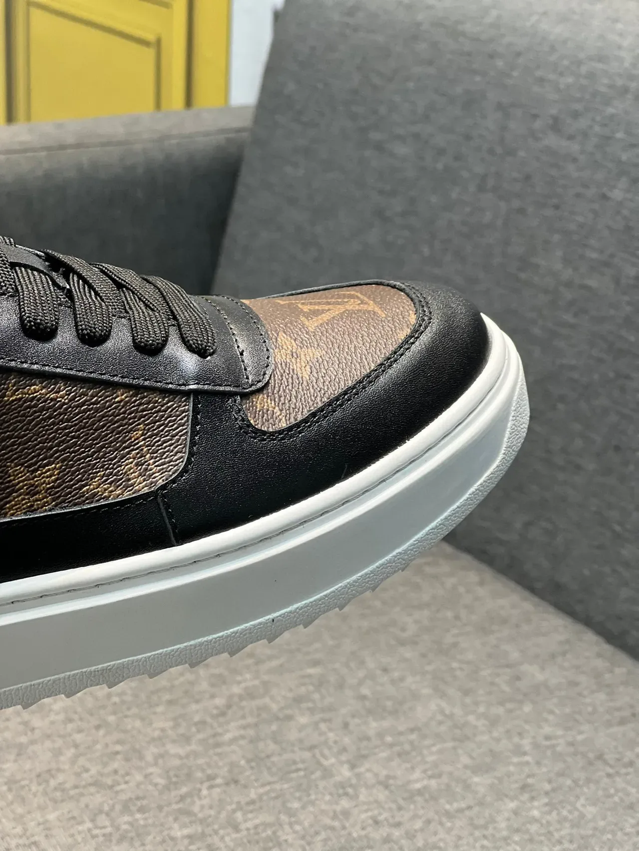 Louis Vuitton Marrom Preto Monogram Lona Couro Overlays Tênis Lifestyle 4