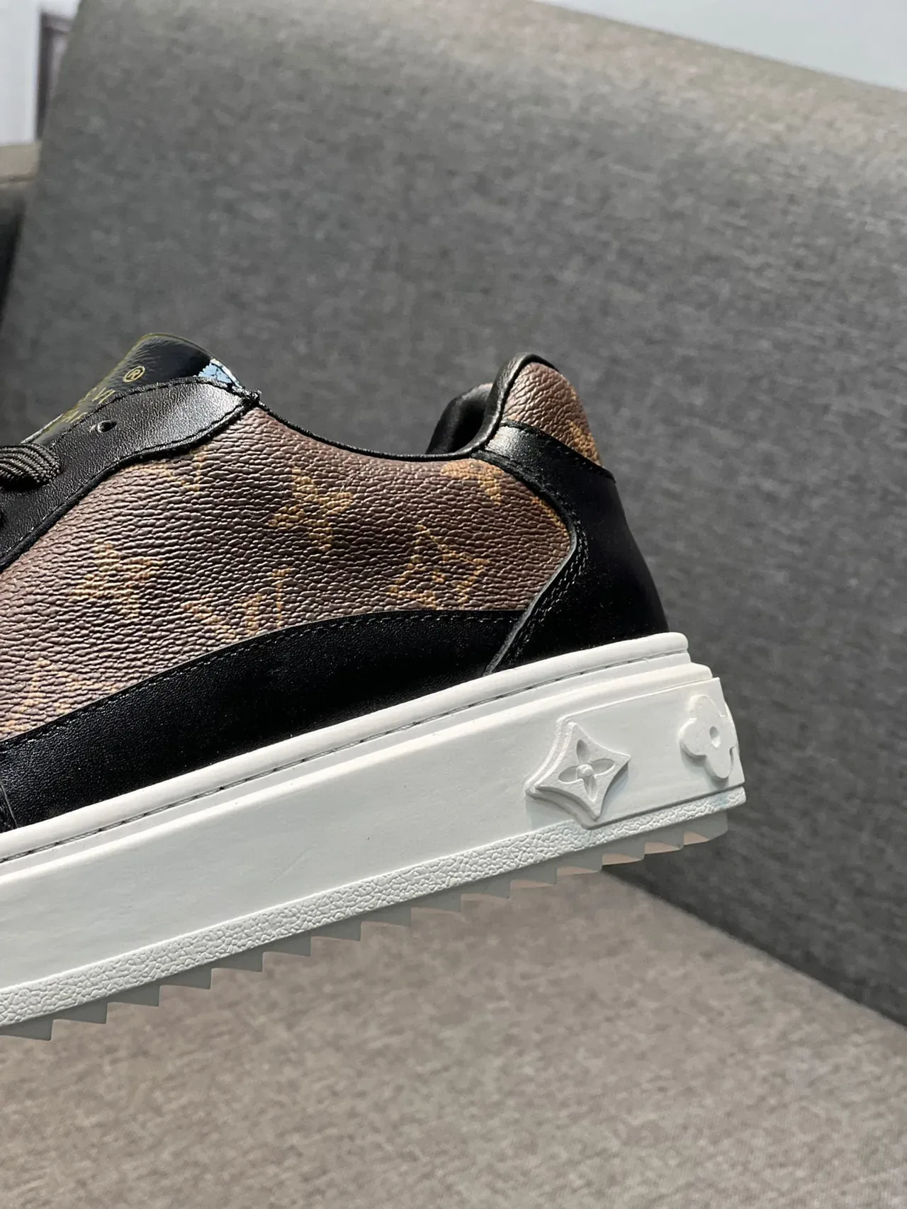 Louis Vuitton Marrom Preto Monogram Lona Couro Overlays Tênis Lifestyle 8