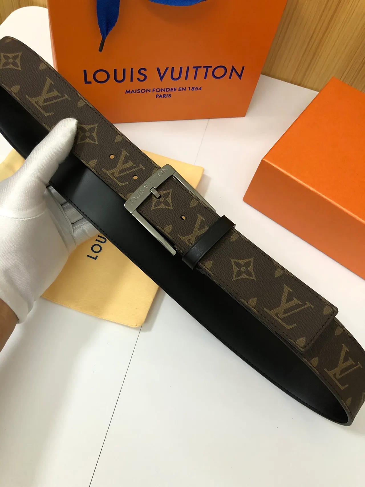 Louis Vuitton Ceinture en cuir brun noir avec boucle rectangulaire argentée en toile avec monogramme 3