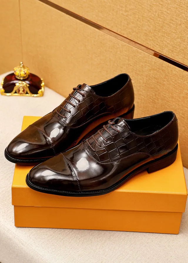 Louis Vuitton Sapatos Oxford de bico de gorra embossado crocodilo marrom 2